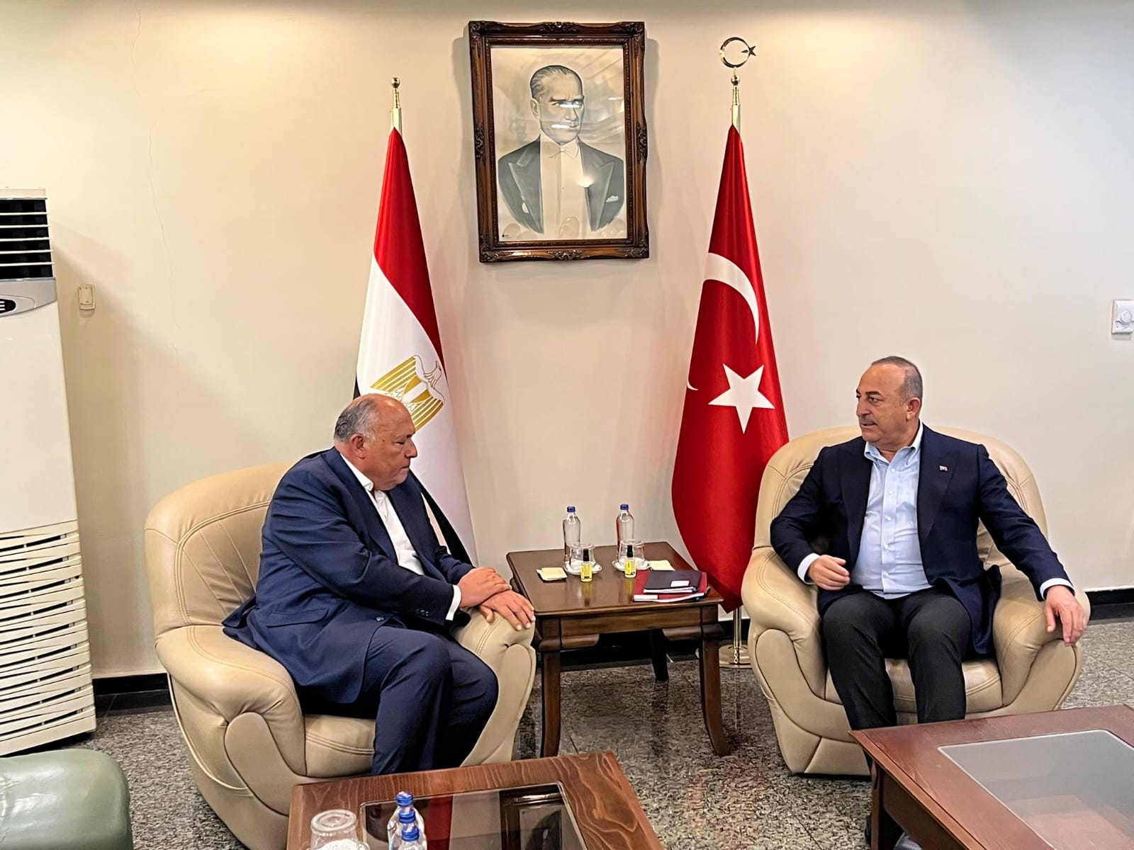 وزير الخارجية يصل تركيا لنقل رسالة تضامن من مصر.. ونظيره التركي في استقباله