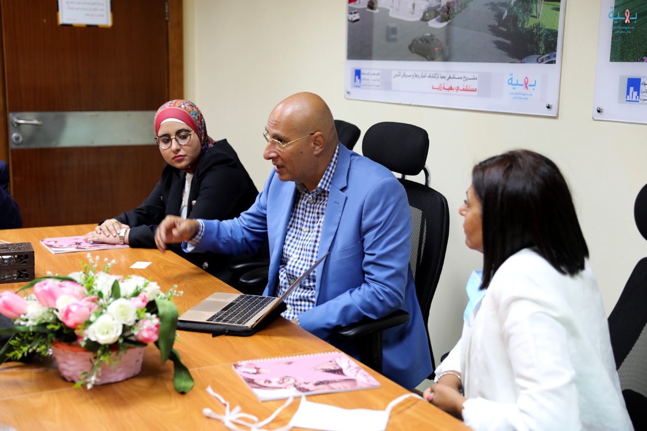 The Ministry of Immigration organizes the visit of two Egyptian experts abroad to Baheya Hospital