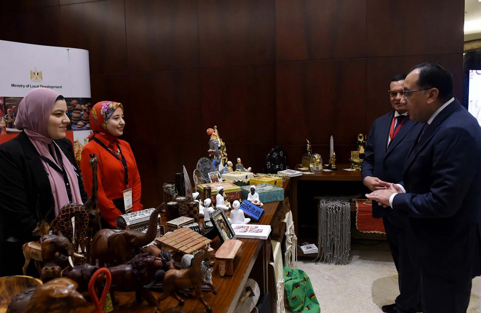 رئيس الوزراء يتفقد معرض «أيادي مصرية» تحت عنوان «بكل فخر .. صنع فى مصر»