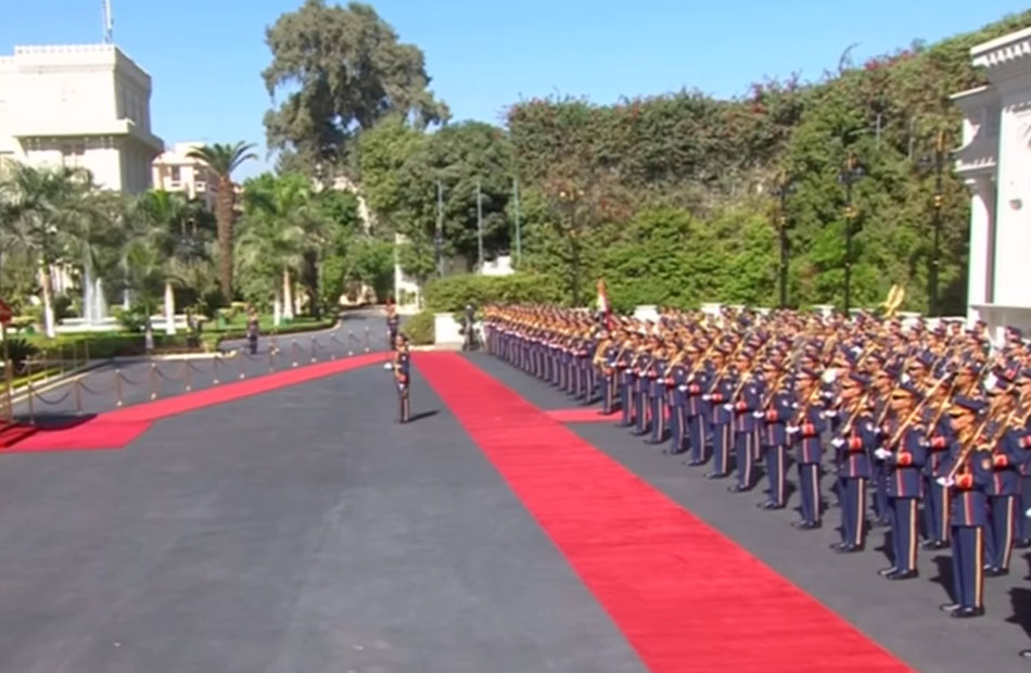 الرئيس السيسي وسلفاكير يستعرضان حرس الشرف بقصر الاتحادية