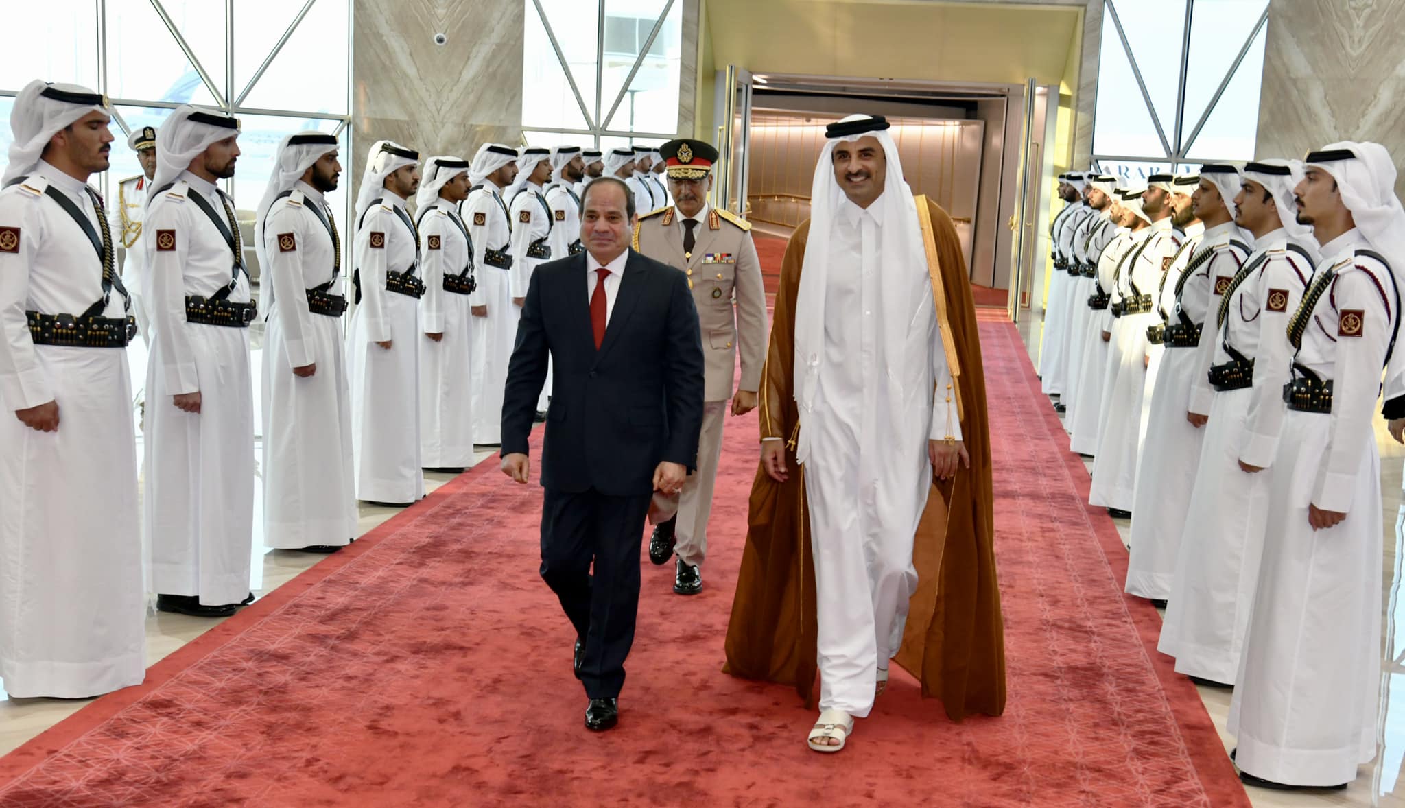 الرئيس السيسي يصل مطار حمد الدولي بالعاصمة القطرية الدوحة