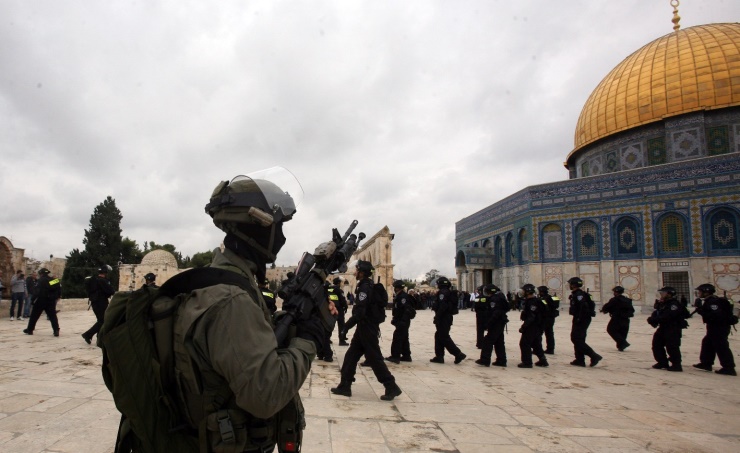 عشرات المستوطنين يقتحمون الأقصى بحماية شرطة الاحتلال الإسرائيلي