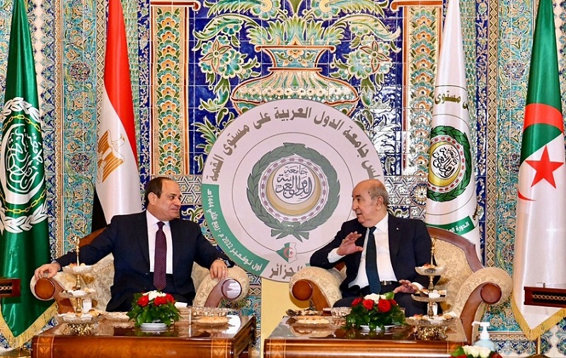 الرئيس السيسي يلتقي نظيره الجزائري على هامش مشاركته في القمة العربية