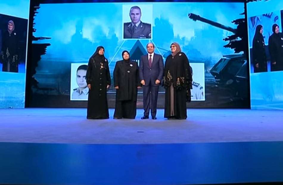 الرئيس السيسي يتوسط صورة تذكارية مع أمهات شهداء «مثلث القيادة»