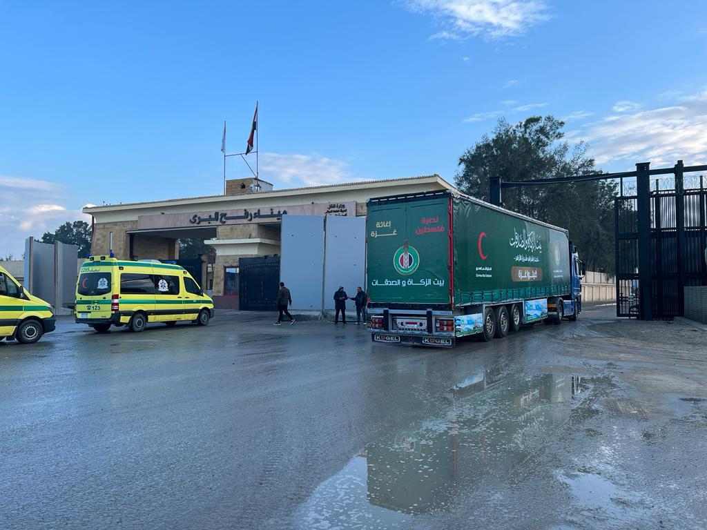 وصول أكبر قافلة مساعدات من بيت الزكاة والصدقات المصري لمعبر رفح تمهيدا لدخول غزة